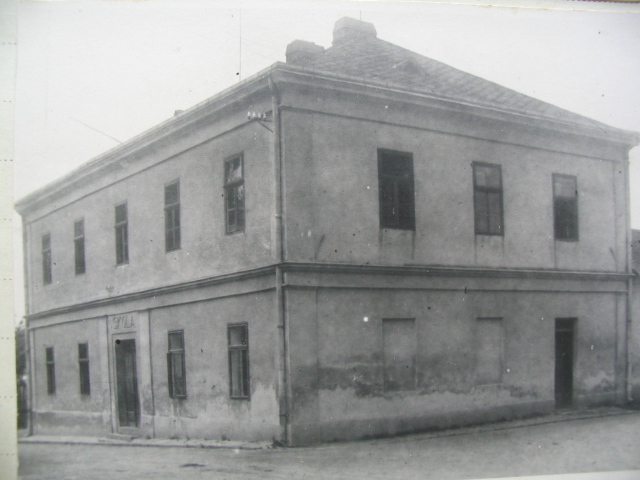 Původní školní budova, ve které se učilo v letech 1856 - 1938